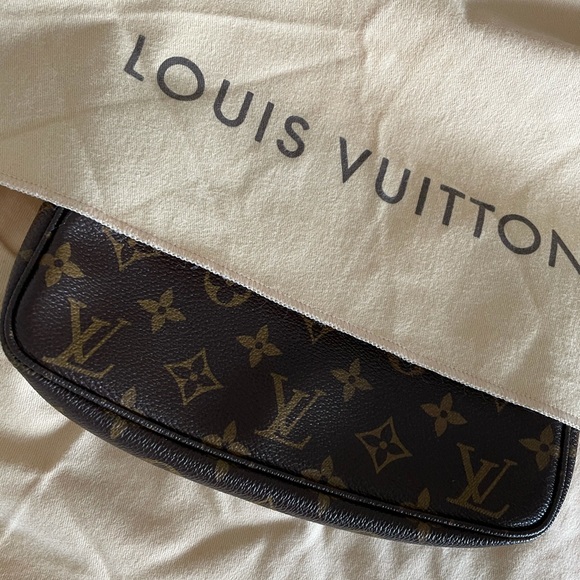 LOUIS VUITTON
Monogram Pochette - Picture 3 of 7